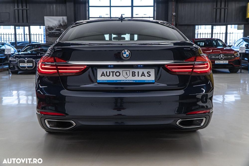 BMW Seria 7 740e iPerformance - 32