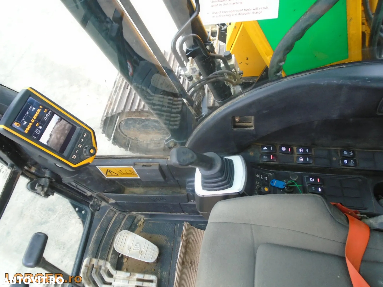 JCB JS 131 LC+ - 13