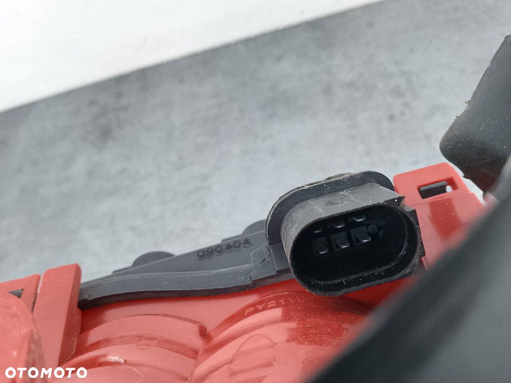 LAMPA TYLNA PRAWA AUDI A4 B6 11-A353B TYC KOMBI - 8