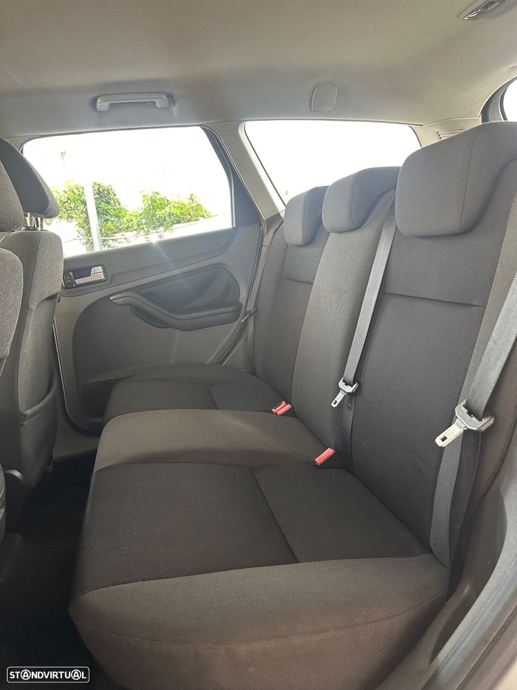 Ford Focus SW 1.4 Zetec - 24