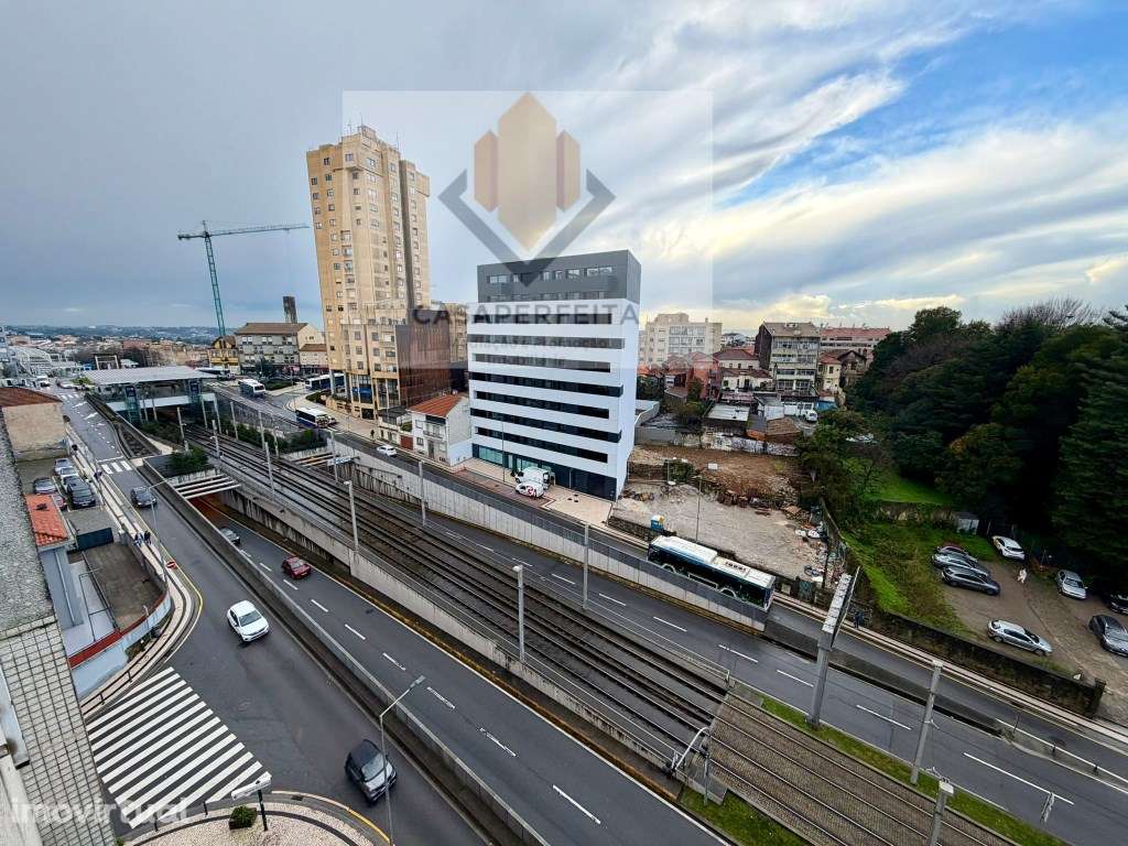 Apartamento T2+1 de 2 Frentes com Varandas - Estação de Metro de Sa... - Grande imagem: 2/25