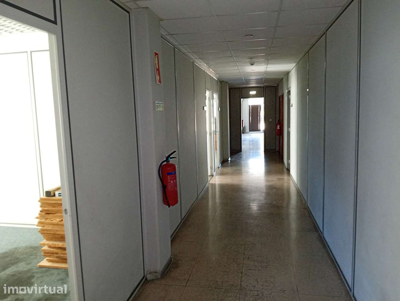 Armazém de 3000m² pronto a habitar com escritórios - Grande imagem: 3/35