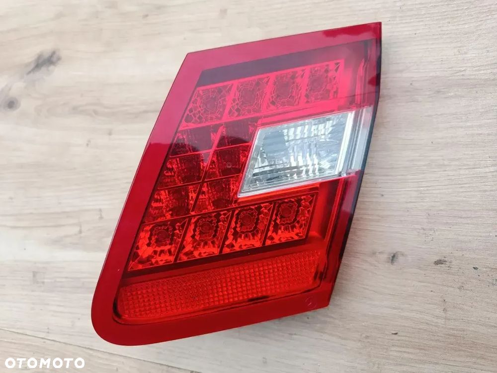 MERCEDES W212 SEDAN LAMPA TYLNA W KLAPĘ PRAWA LED TYŁ - 1