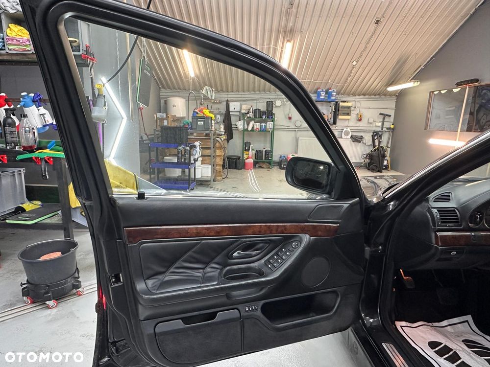 BMW Seria 7 750i - 17