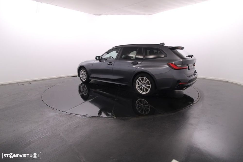 BMW 330 e Touring Auto - 4