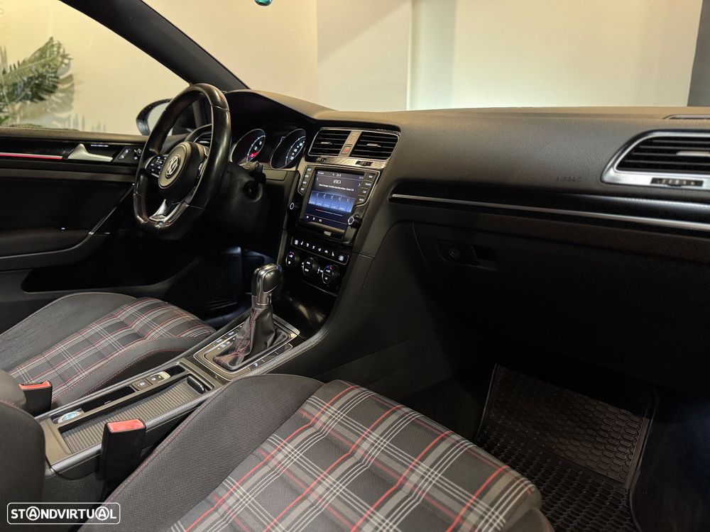 VW Golf GTI Performance BlueMotion DSG - 32