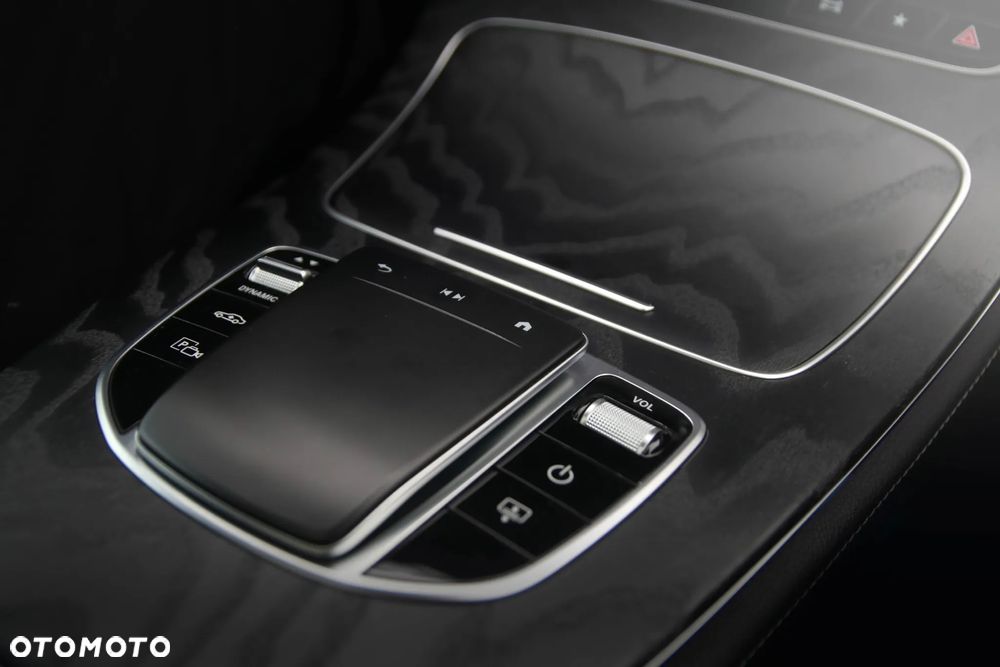 Mercedes-Benz Klasa E 300 Business Edition - 22