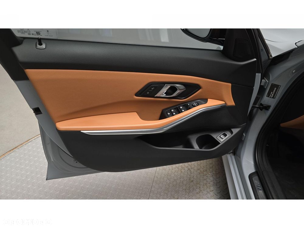 BMW Seria 3 320d xDrive Sport - 17