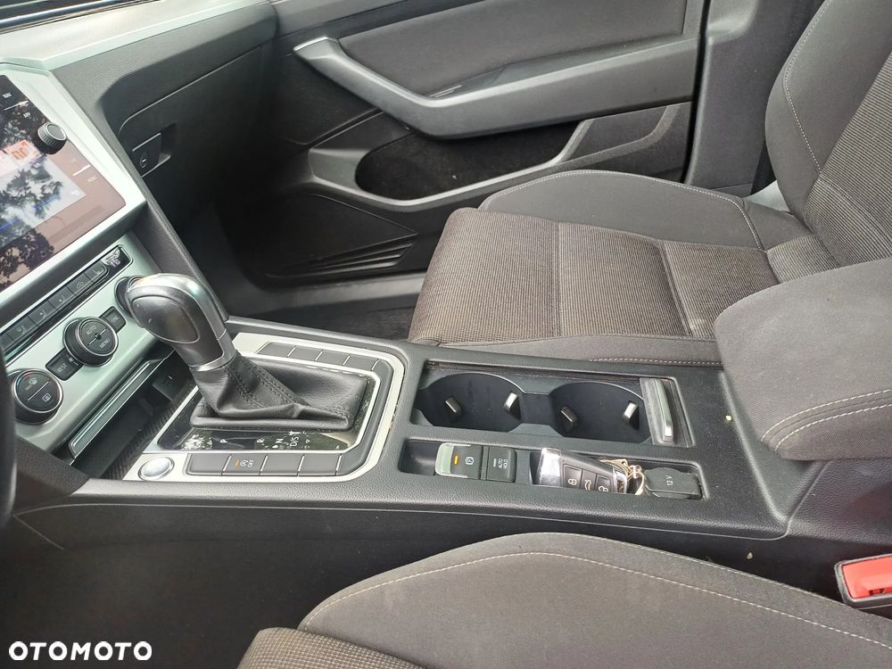 Volkswagen Passat 2.0 TDI SCR DSG Comfortline - 29