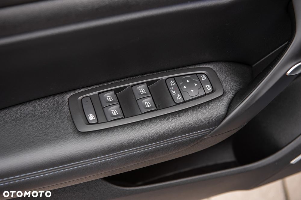 Renault Megane ENERGY TCe 205 EDC GT - 25