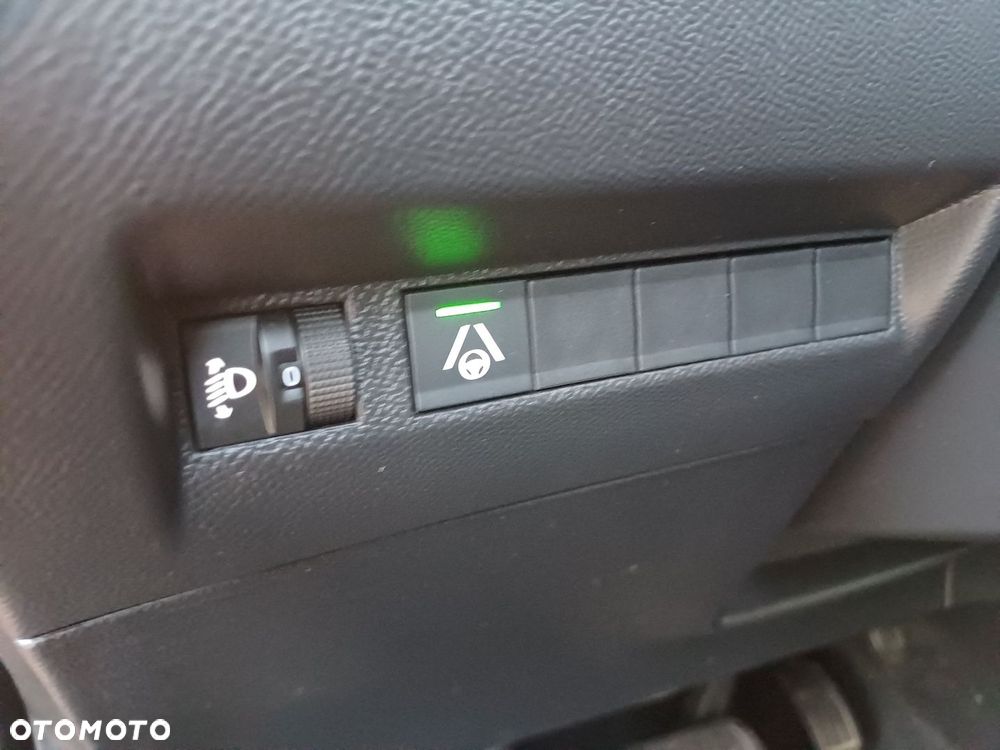 Peugeot 2008 1.2 PureTech Allure S&S EAT8 - 28