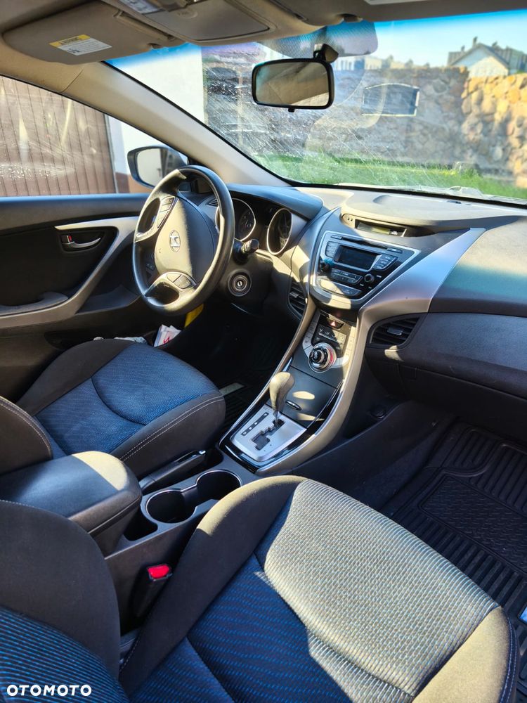 Hyundai Elantra - 9