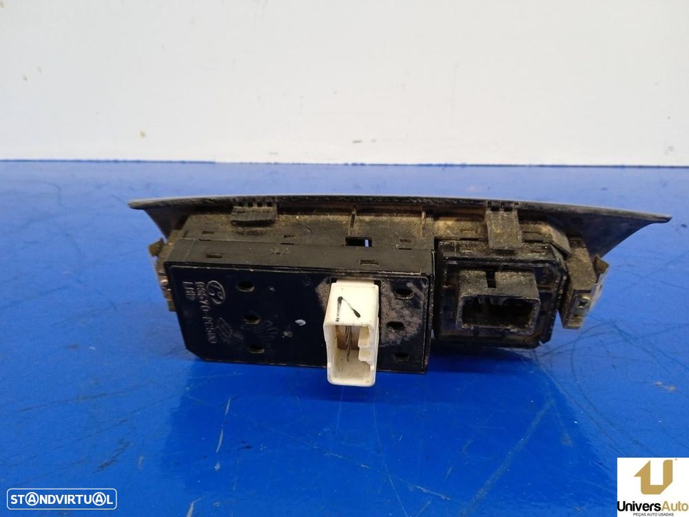 COMANDO ELEVADOR DE VIDRO FRONTAL ESQUERDO HYUNDAI COUPE 2005 -935702C500 - 1