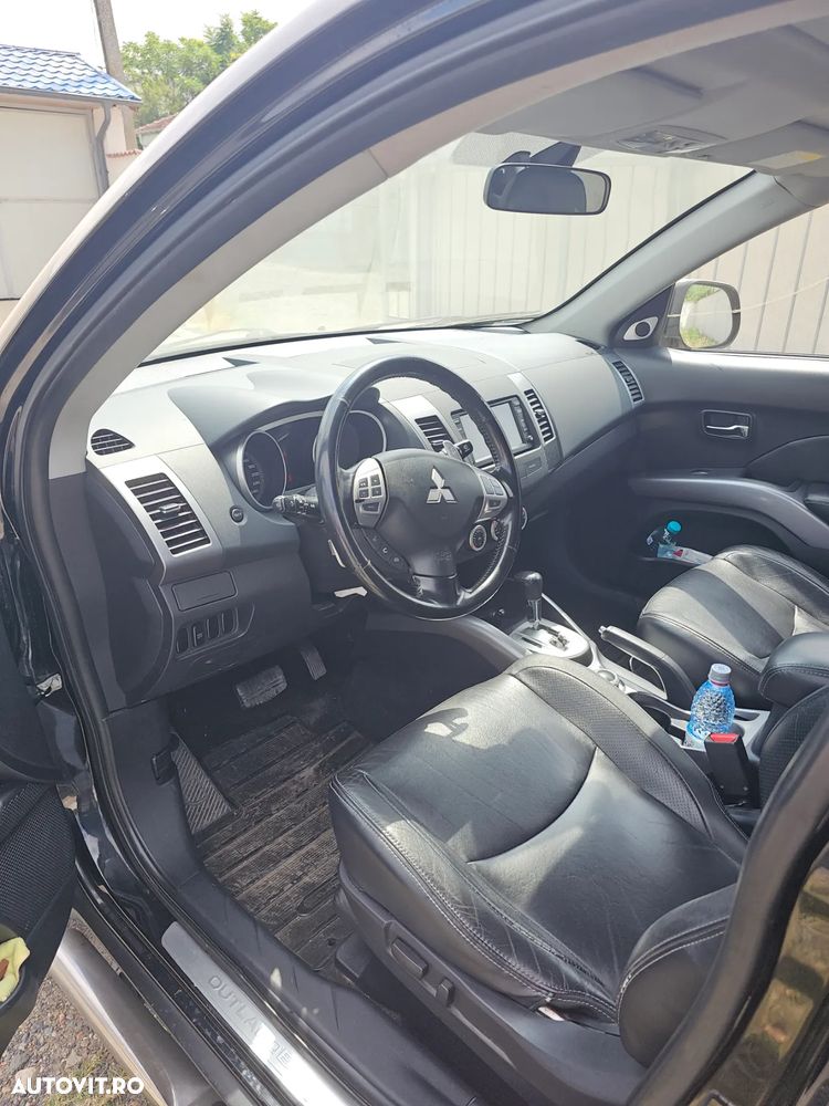 Mitsubishi Outlander - 1
