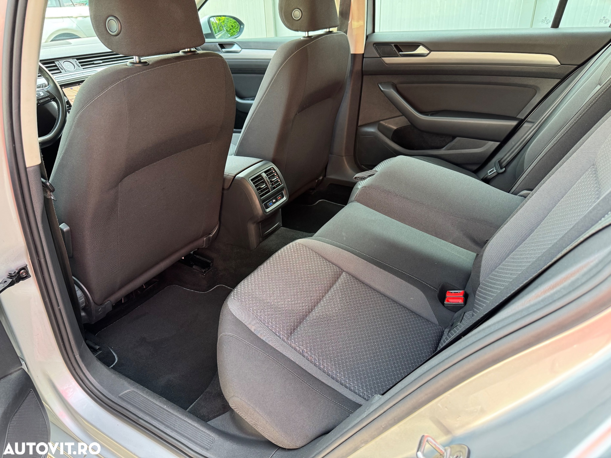 Volkswagen Passat Variant 2.0 TDI SCR DSG BlueMotion Trendline - 29