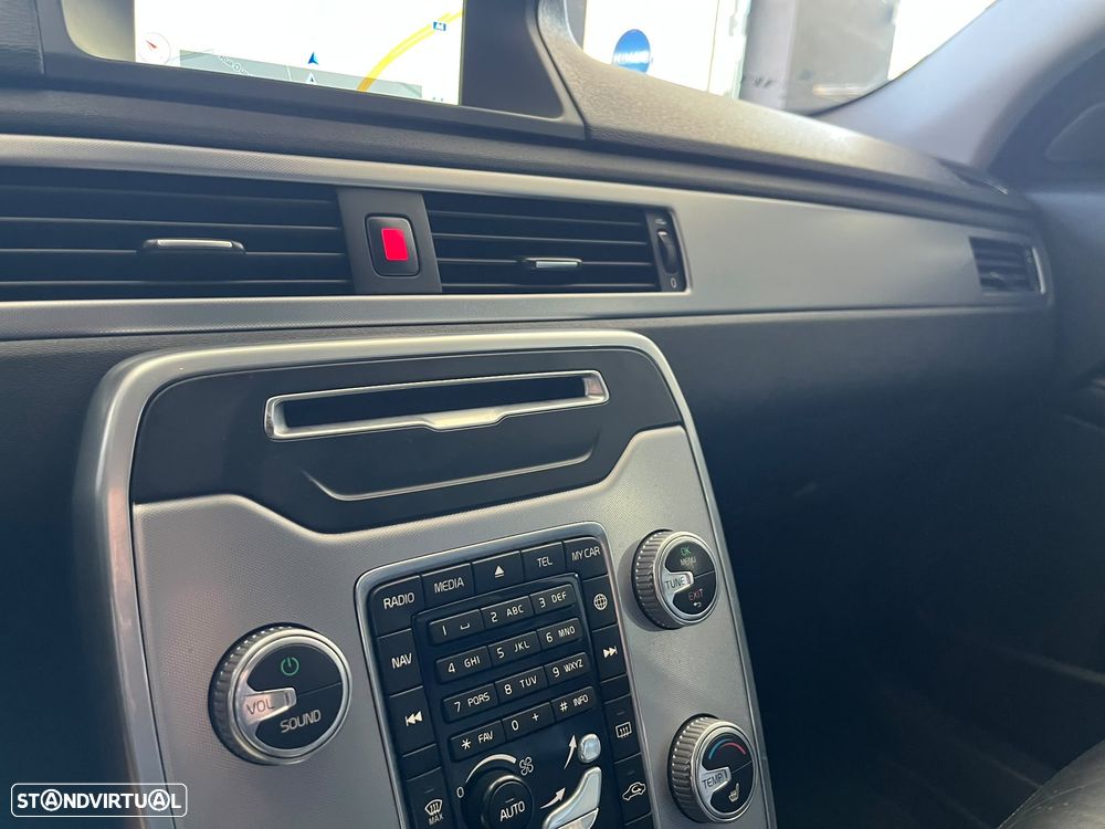 Volvo XC 70 2.0 D4 Momentum Geartronic - 24