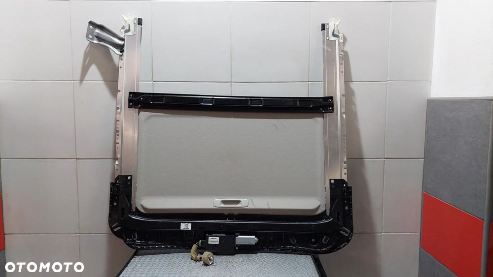 Szyberdach z silniczkiem Nissan Navara R 2017 (uszkodzona jedna szyna) - 6