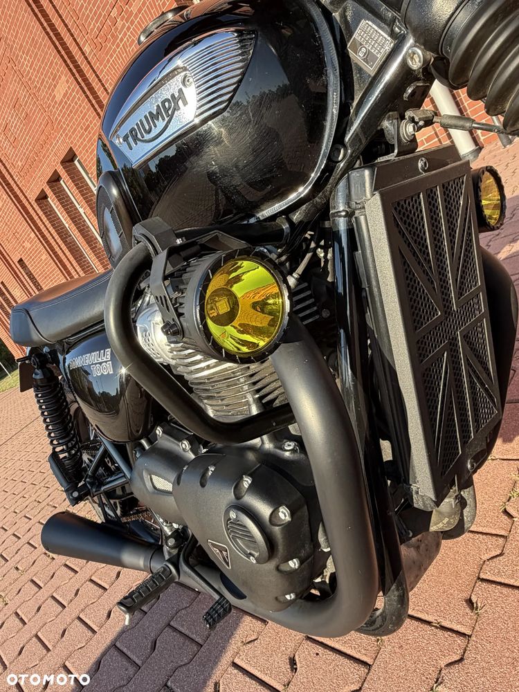 Triumph Bonneville - 10