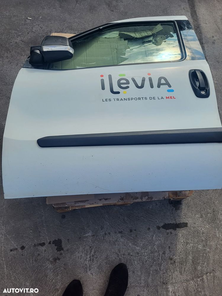 Vindem usa stanga fata  complecta fara oglinda pentru Fiat Doblo 2014 - 2