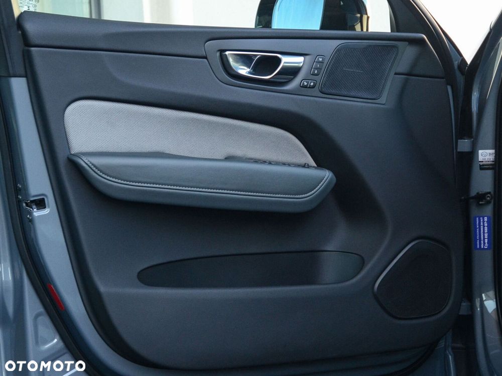 Volvo XC 60 B4 D AWD Plus Dark - 24