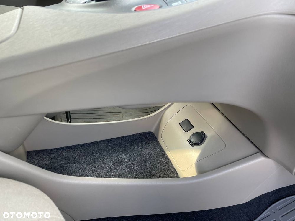 Toyota Prius (Hybrid) Comfort - 12