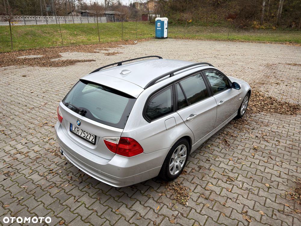 BMW Seria 3 318i Touring - 14