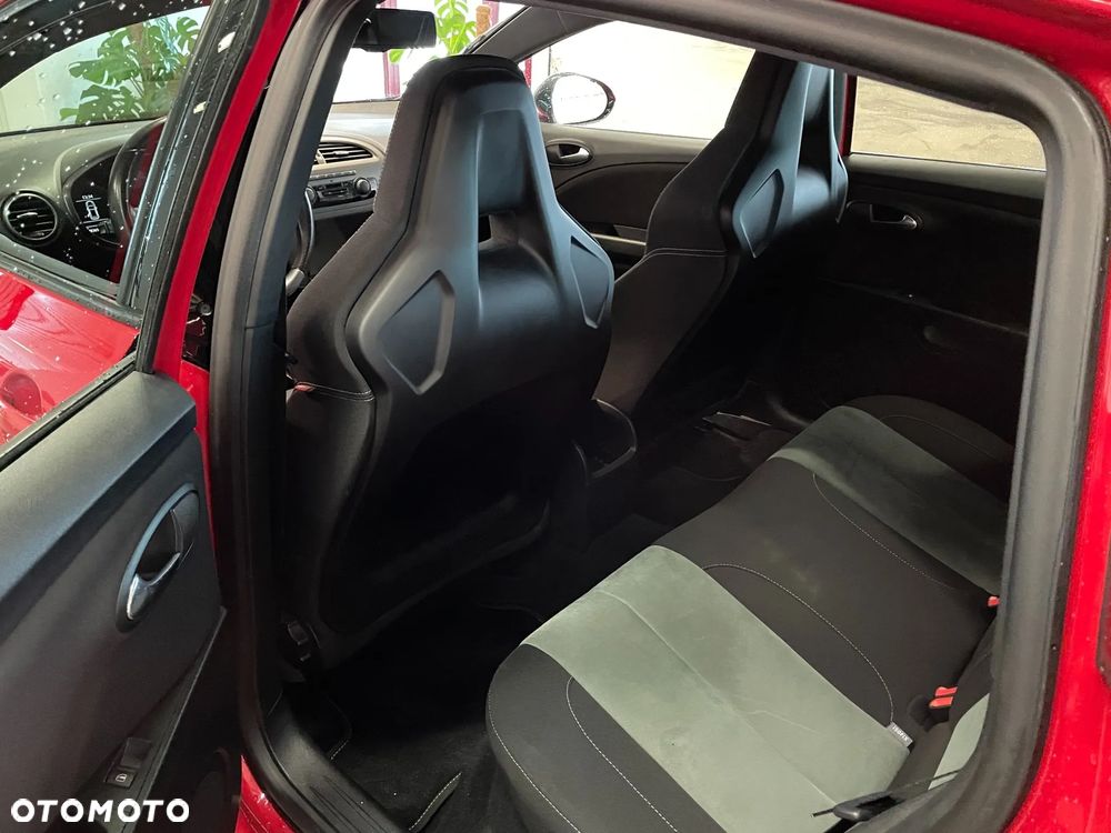 Seat Leon 2.0 T FSI Cupra R - 2