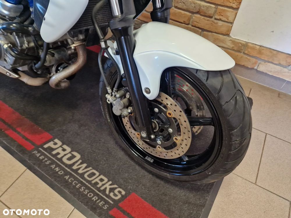 Suzuki Gladius - 12