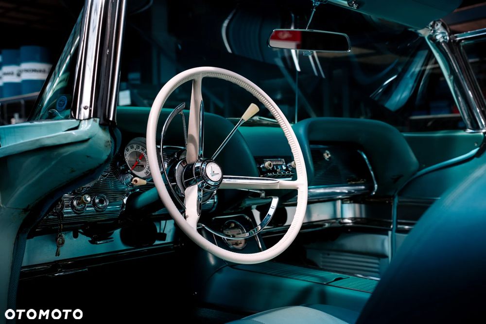 Ford Thunderbird - 25