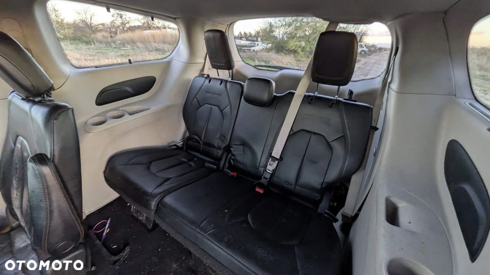 Chrysler Pacifica - 16