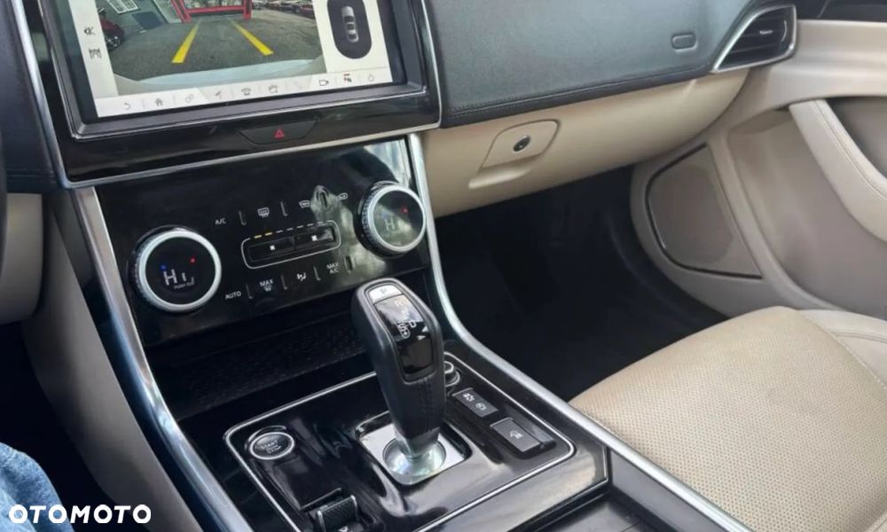 Jaguar XE P250 R-Dynamic SE - 10