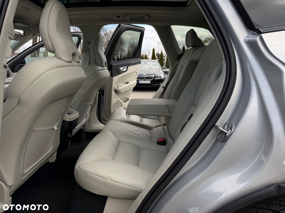 Volvo XC 60 B4 D Plus Dark - 35