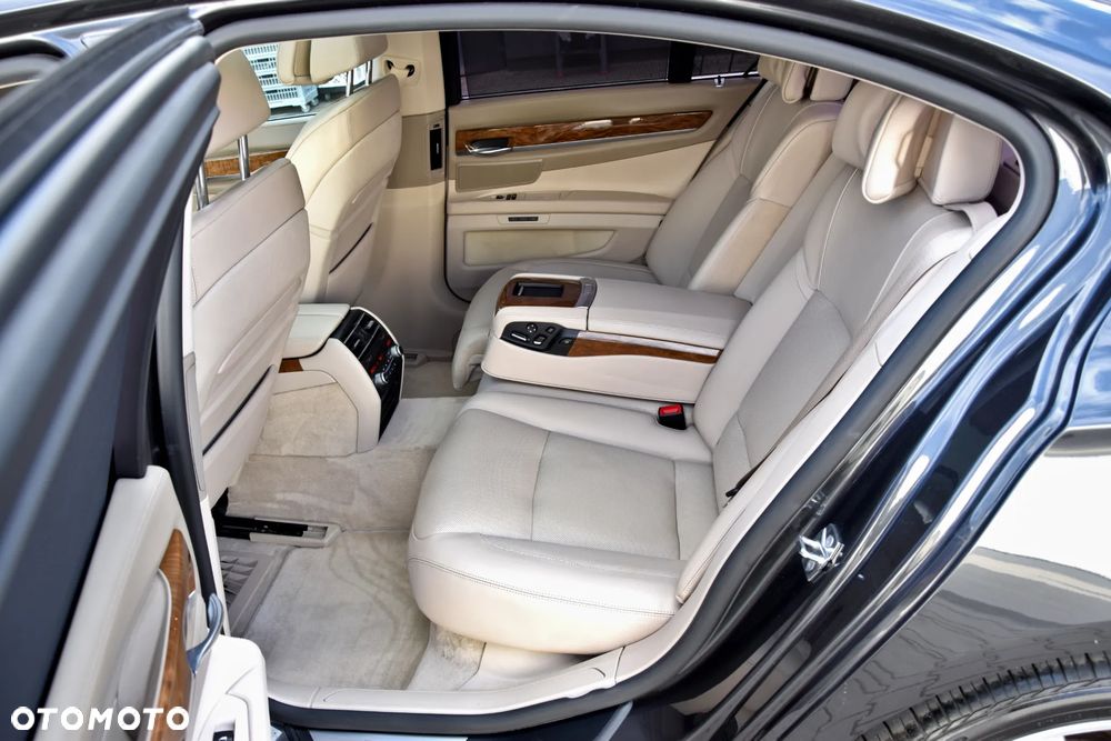 BMW Seria 7 750i - 22