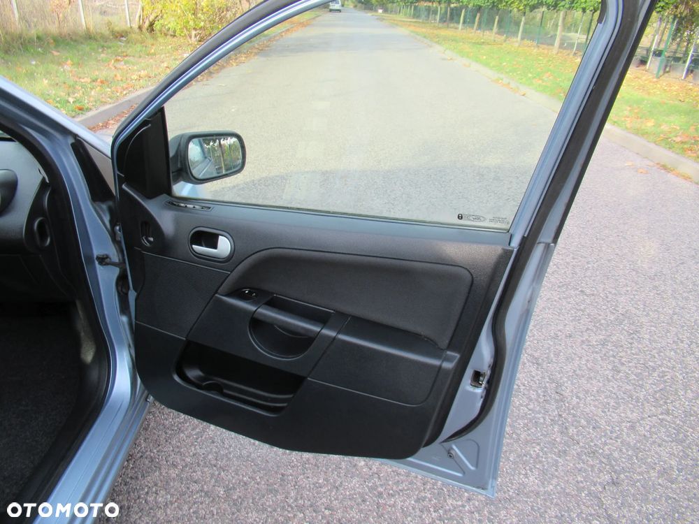 Ford Fiesta 1.4 Ghia - 24