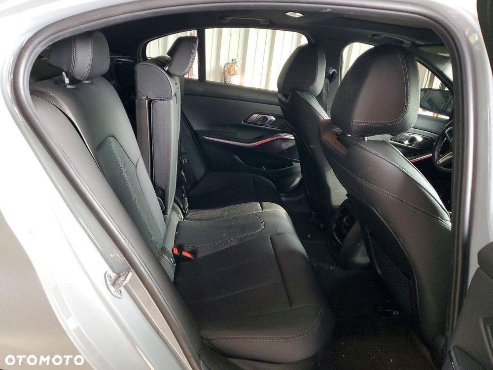 BMW Seria 3 330i xDrive M Sport - 10