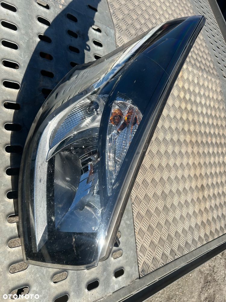 Lampa przód prawy Renault Trafic 3 260109424R