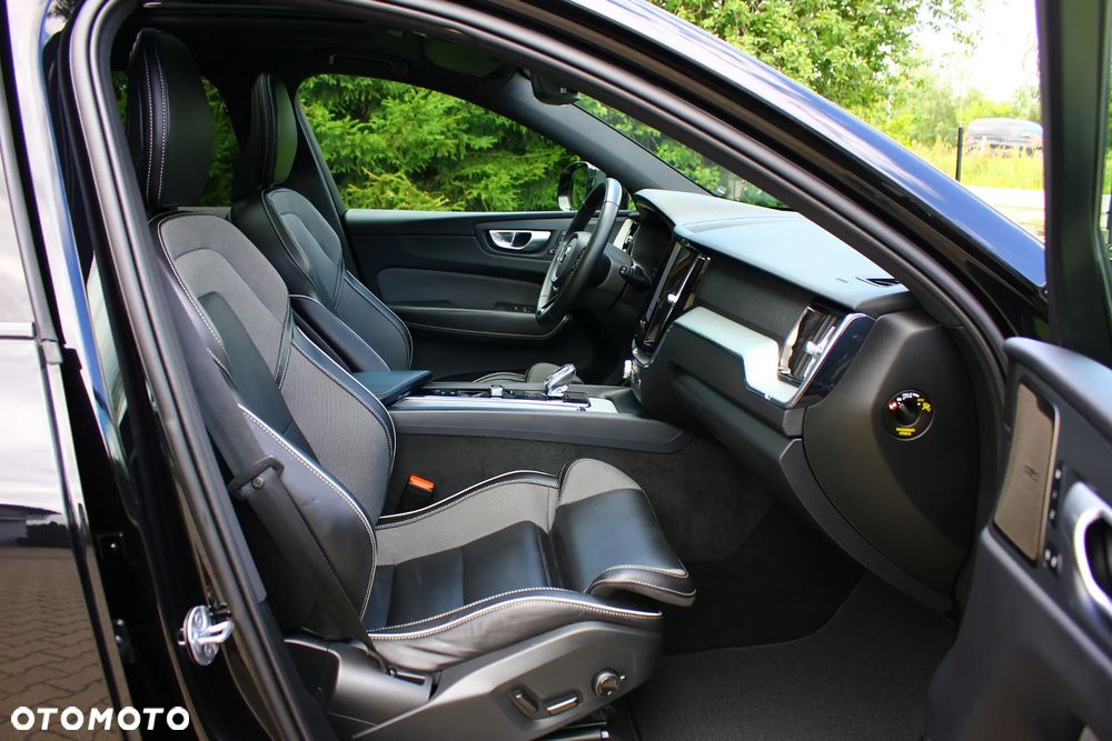Volvo XC 60 B4 D AWD Plus Dark - 36