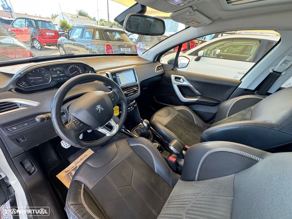 Peugeot 2008 1.2 PureTech Allure - 12