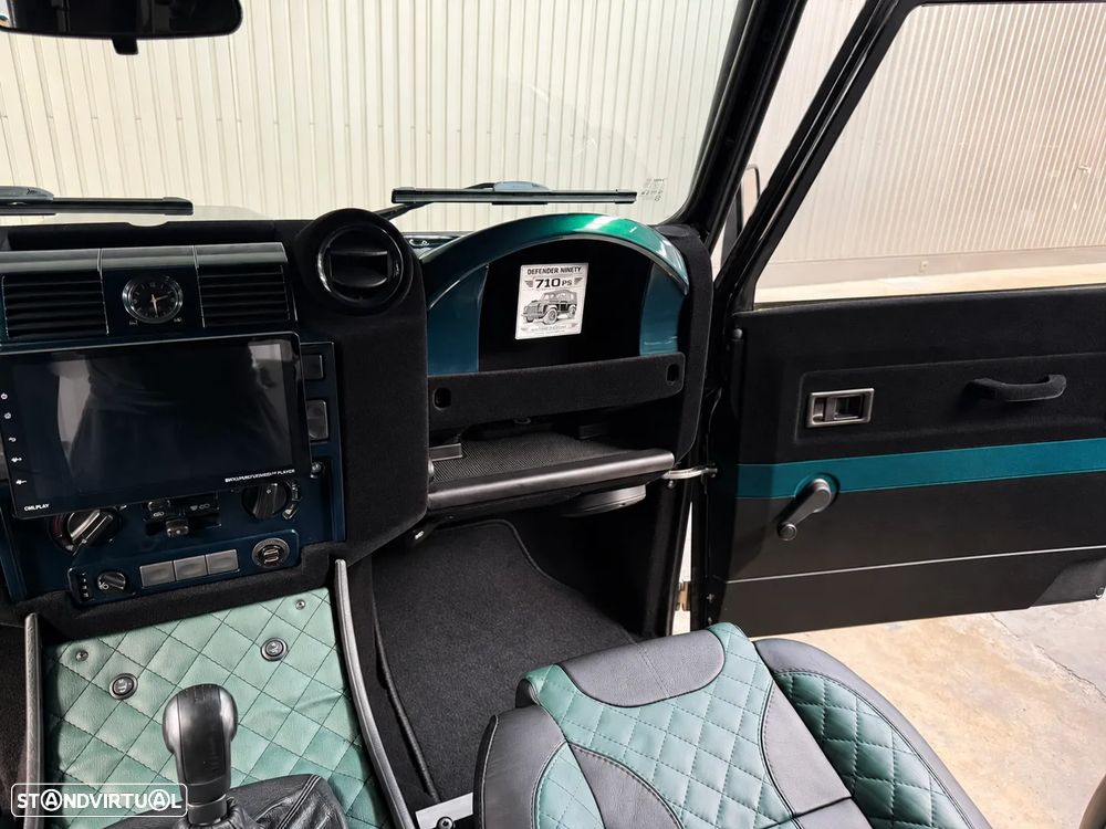 Land Rover Defender - 31