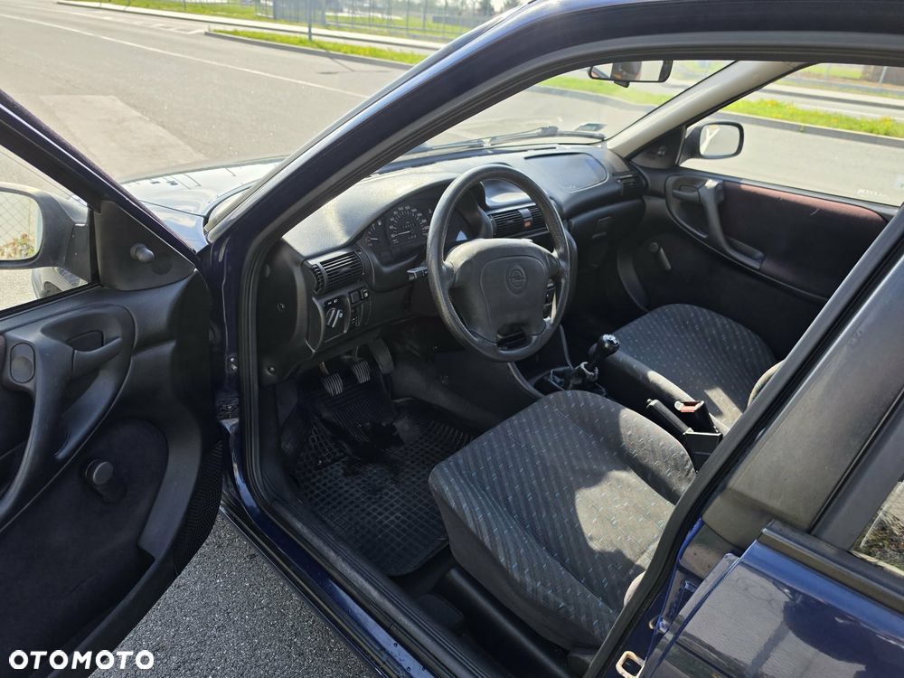 Opel Astra 1.4 GL - 8