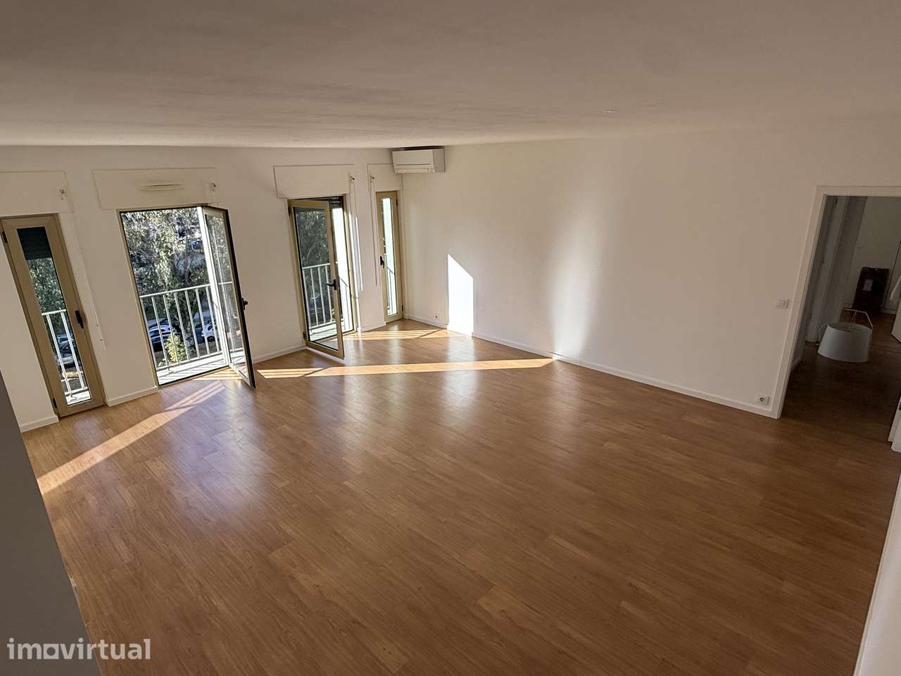 Apartamento T2, luminoso, com 95 m², garagem em Entrecampos - Grande imagem: 2/17