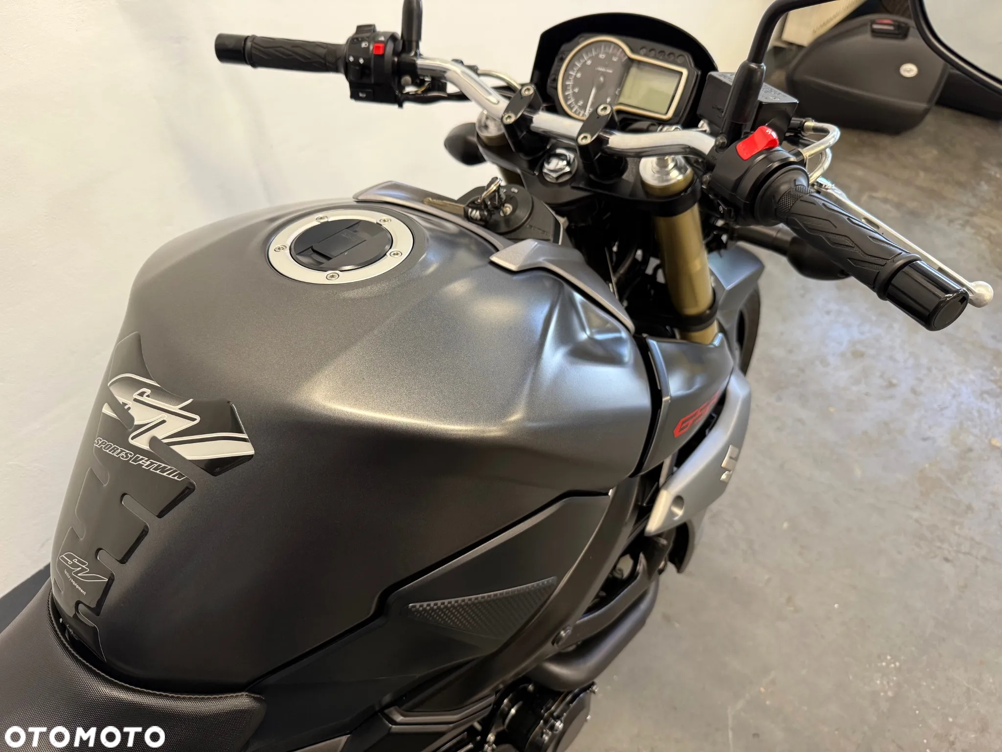 Suzuki GSR - 28