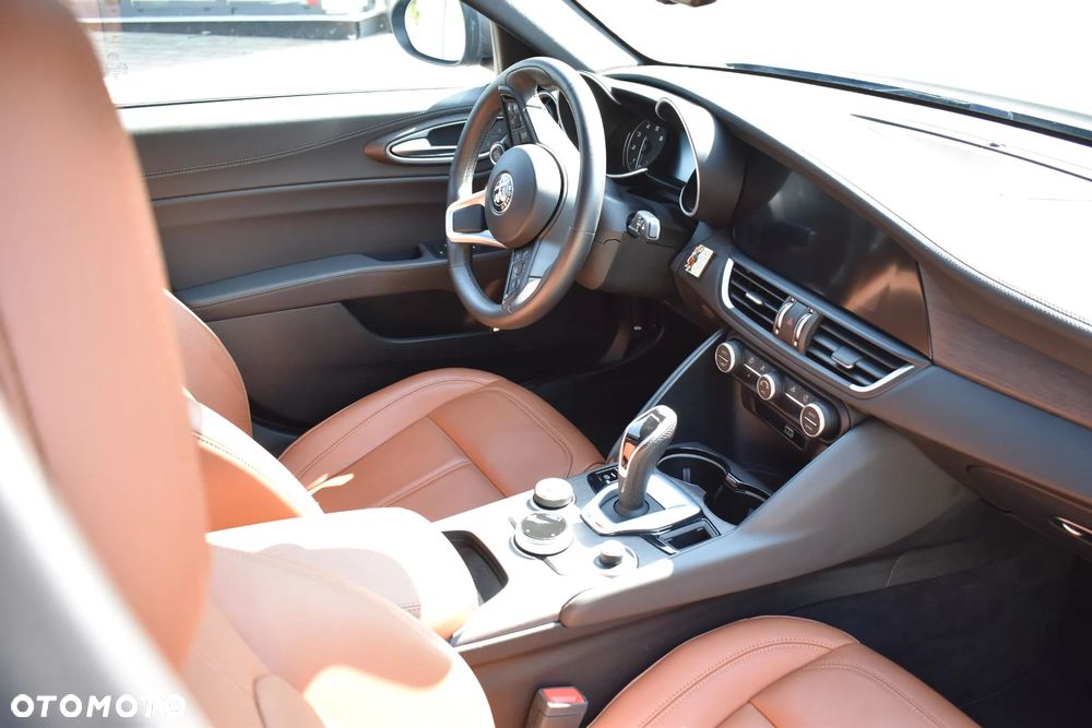 Alfa Romeo Giulia 2.0 Turbo 16V AT8-Q4 Ti - 8