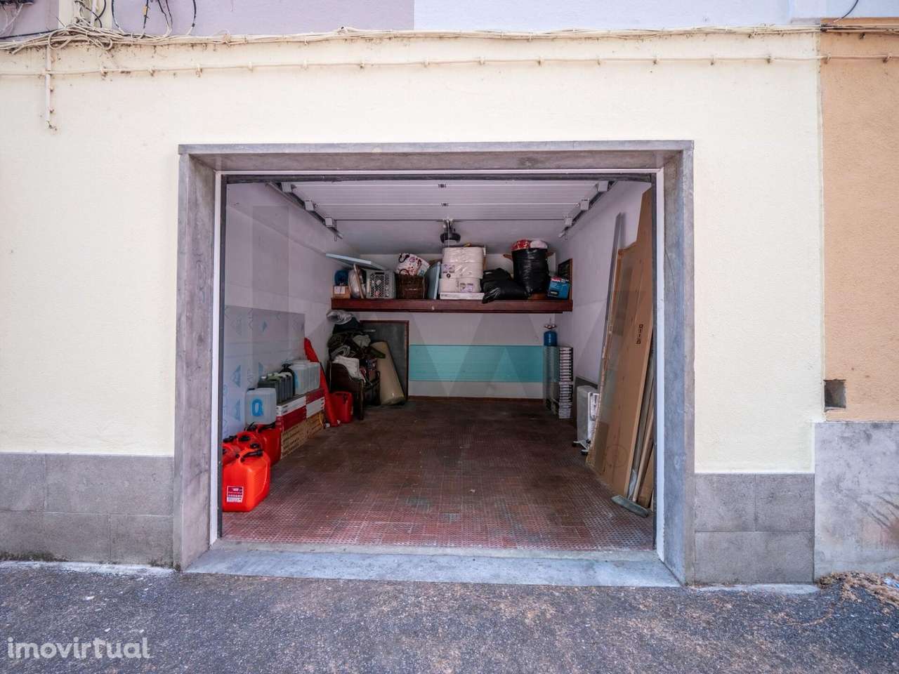 Box em frente ao Colégio Maristas de Carcavelos - Grande imagem: 2/11