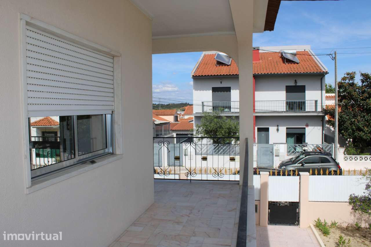 Moradia T3 com jardim e garagem em Sesimbra - Grande imagem: 2/5