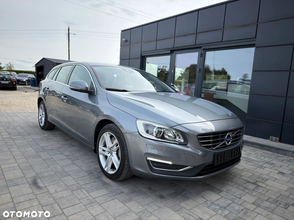 Volvo V60 D6 AWD Plug-in Hybrid R-Design Momentum - 5