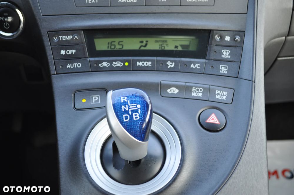 Toyota Prius 1.8 HSD Prestige - 30