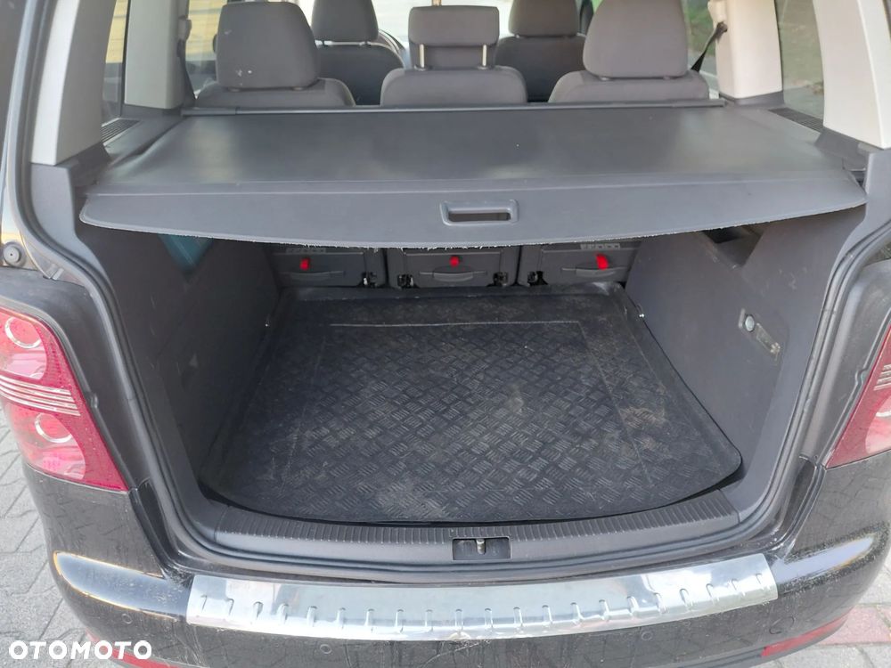 Volkswagen Touran - 12