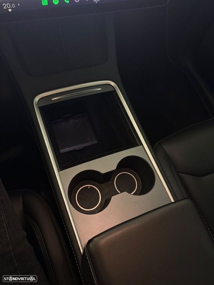Tesla Model Y — fotografia 17