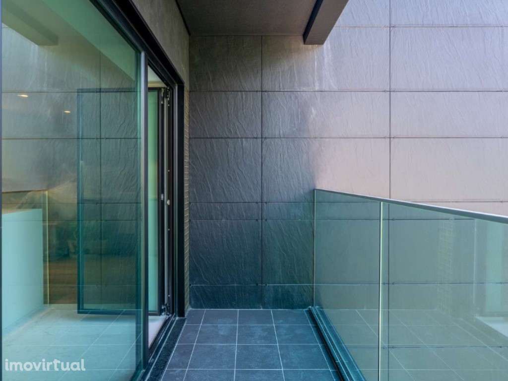 Apartamento T2 com varanda e estacionamento nas Avenidas Novas - Grande imagem: 3/28